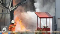 Petugas berusaha memadamkan api yang melanda gardu induk PLN di Kembangan, Jakarta Barat, Rabu (2/9/2015). Akibat kebakaran ini, PLN terpaksa memadamkan jaringan listrik di sejumlah titik di Jakarta dan Tangerang.(Liputan6.com/Gempur M Surya)