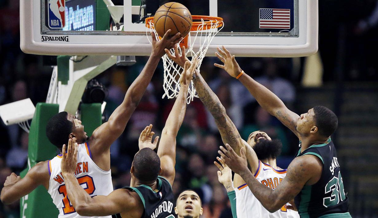 Pebasket Phoenix Suns, TJ Warren, berusaha memasukkan bola saat pertandingan melawan Boston Celtics pada laga NBA di Stadion TD Garden, Boston Minggu (3/12/2017). Boston Celtics menang 116-111 atas Phoenix Suns. (AP/Michael Dwyer)