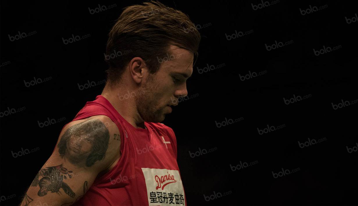 Pada laga final BCA Indonesia Open 2016 di Istora Senayan, Minggu (5/6/2016), pebulutangkis tunggal putra Denmark, Jan O Jorgensen, memakai kaos tanpa lengan yang membuat koleksi tatonya terlihat jelas. (Bola.com/Vitalis Yogi Trisna)
