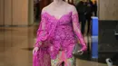 Ririn Ekawati saat hadir dalam pagelaran Indonesia Fashion Week 2018, JCC Senayan, Jakarta Pusat, Kamis (29/3/2018) malam. (Adrian Putra/Bintang.com)