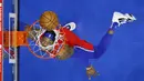 Pebasket Philadelphia 76ers, Dwight Howard melihat bola yang masuk kedalam ring pada laga lanjutan NBA melawan LA Lakers di Wells Fargo Center Arena, Philadelphia, AS, Kamis (28/1/2021). (Foto: AP Photo/Matt Slocum)