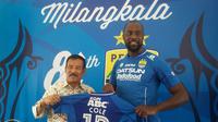 Manajer Persib Bandung, Umuh Muchtar, memperkenalkan pemain anyarnya, Carlton Cole di Graha Persib Bandung, Jawa Barat, Kamis (30/3/2017). Carlton Cole resmi diperkenalkan sebagai striker baru Maung Bandung. (Bola.com/Erwin Snaz)