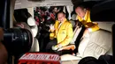 Agung Laksono menaiki mobil usai bertemu Megawati Soekarnoputri, Menteng, Jakarta, Senin (16/3/2015). Pertemuan ini adalah rangkaian safari politik Golkar Munas Ancol ke partai-partai pendukung pemerintah (Liputan6.com/Johan Tallo)