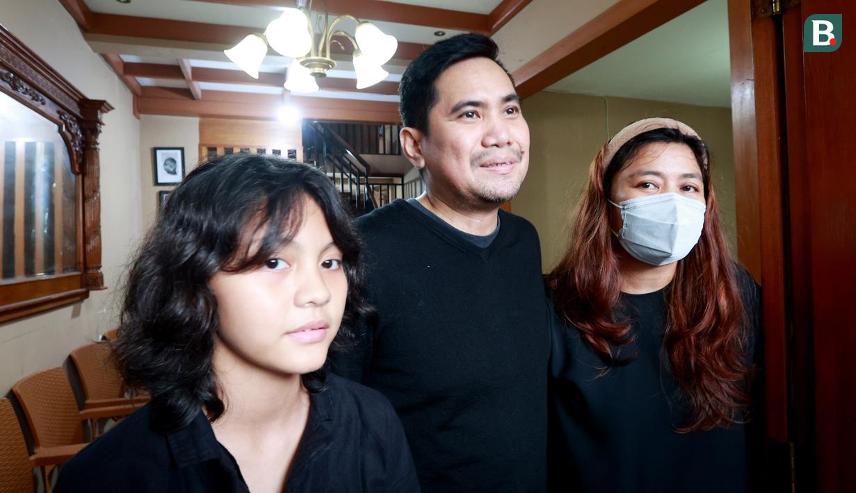 Putri almarhum eks pesepakbola sekaligus pelatih Timnas Indonesia, Benny Dolo, Jane Dolo (kanan) memberikan keterangan kepada media di rumah duka di Pamulang Permai, Tangsel, Kamis (2/2/2023). Bendol sapaan akrabnya meninggal pada usia 72 tahun. (Bola.com/M Iqbal Ichsan)