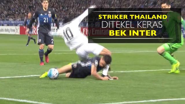 Berita video striker Thailand, Teerasil Dangda, ditekel keras bek Jepang yang bermain di Inter Milan, Yuto Nagatomo, dengan kepalanya.