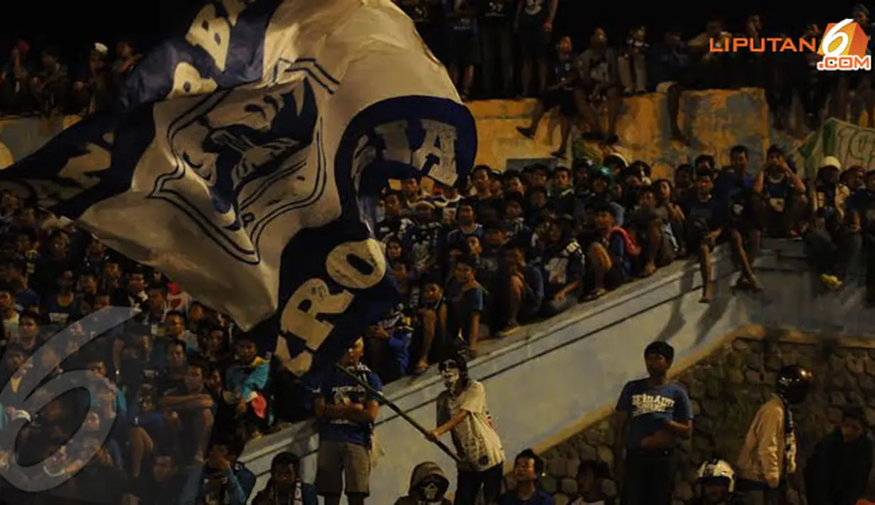Bendera PSIS juga terus dikibarkan para suporter setia dari tim PSIS Semarang (LIputan6.com/Helmi Fithriansyah).