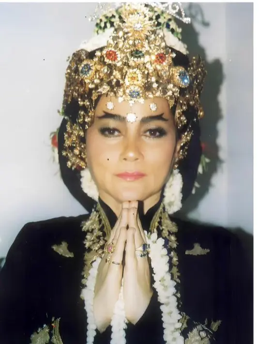 Ia juga mengenakan kebaya velvet hitam berbordir emas. Ia pun membawa ronce melatinya. Dengan hiasan sanggul mahkota emas dan melatinya.  [@suzzannaofficial]