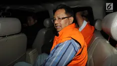 Mantan anggota DPRD Sumatera Utara, Tahan Manahan Panggabean mengenakan rompi tahanan berada di dalam mobil usai menjalani pemeriksaan di gedung KPK, Jakarta, Senin (13/8). (Merdeka.com/Dwi Narwoko)