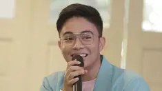 Kemarin (8/7/2019) dilaksanakan Press Conference Launching Official Poster & Trailer Film Mahasiswi Baru. Sebagai salah satu pemainnya, Umay Shahab ikut meramaikan dengan tampil keren mengenakan jaket almamater warna biru muda dan berkacamata. (KapanLagi.com/Muhammad Akrom Sukarya)