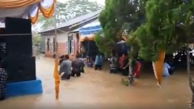 Hanya di Indonesia, Warga Malah Asik Joget Saat Banjir