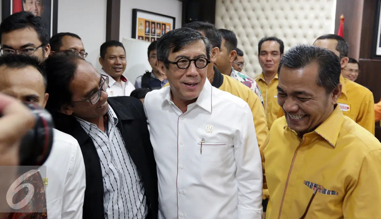 Menteri Hukum dan HAM Yasonna H Laoly usai menerima susunan kepengurusan Partai Hanura yang baru, di Ruang Fraksi Partai Hanura, di Kompleks Parlemen, Senayan, Jakarta, Kamis (19/1). (Liputan6.com/JohanTallo)