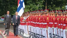 Presiden Jokowi menerima kunjungan kehormatan Presiden Finlandia Sauli Niinisto di Istana Merdeka, Jakarta, Selasa (3/11). Pertemuan tersebut akan membahas tata kelola lahan gambut untuk mengantisipasi bencana kebakaran hutan. (Liputan6.com/Faizal Fanani)