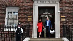 Pangeran William dan Kate Middleton terlihat bergandengan tangan saat meninggalkan Rumah Sakit St Mary's di London, Senin (23/4). William dan Kate memang dikenal sebagai pasangan Royal yang jarang sekali bergandengan di depan publik. (AFP/ Ben STANSALL)