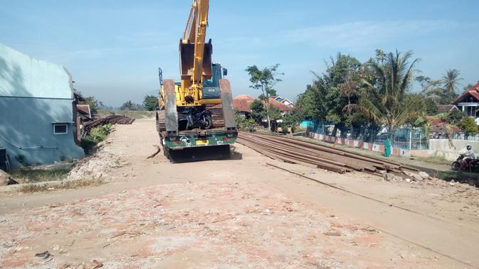 Beberapa batangan rel dan bantalan rel siap dipasang dalam proses reaktivasi kereta di kawasan jembatan kerata api Sawah Lega Cibatu, Garut (Liputan6.com/Jayadi Supriadin)