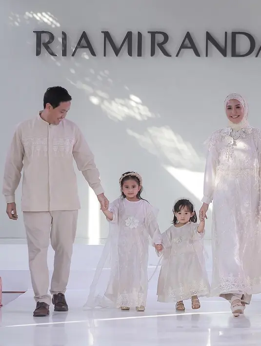 Caca pun tampil dengan pakaian bergaya layering dengan outer putih memiliki detail lace, serta dikombinasikan atasan dan celana lengan panjang warna serasi.  Credit: (@inforiamiranda)