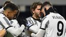 Para pemain Juventus merayakan gol yang dicetak oleh Dusan Vlahovic ke gawang Salernitana pada laga Liga Italia di Stadion Arigis (7/2/2023). Dusan Vlahovic mencetak dua gol, masing-masing di menit ke-26 lewat penalti dan menit ke-47. Gol Juventus lain dicetak oleh Filip Kostic di menit ke-45. (AFP/Andreas Solaro)