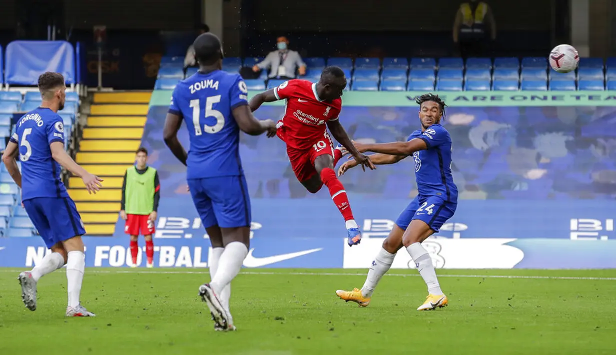 Pemain Liverpool Sadio Mane mencetak gol ke gawang Chelsea pada pertandingan Liga Premier Inggris di Stadion Stamford Bridge, Minggu (20/9/2020). Liverpool menang 2-0 lewat gol Sadio Mane. (AP Photo/Matt Dunham, Pool)