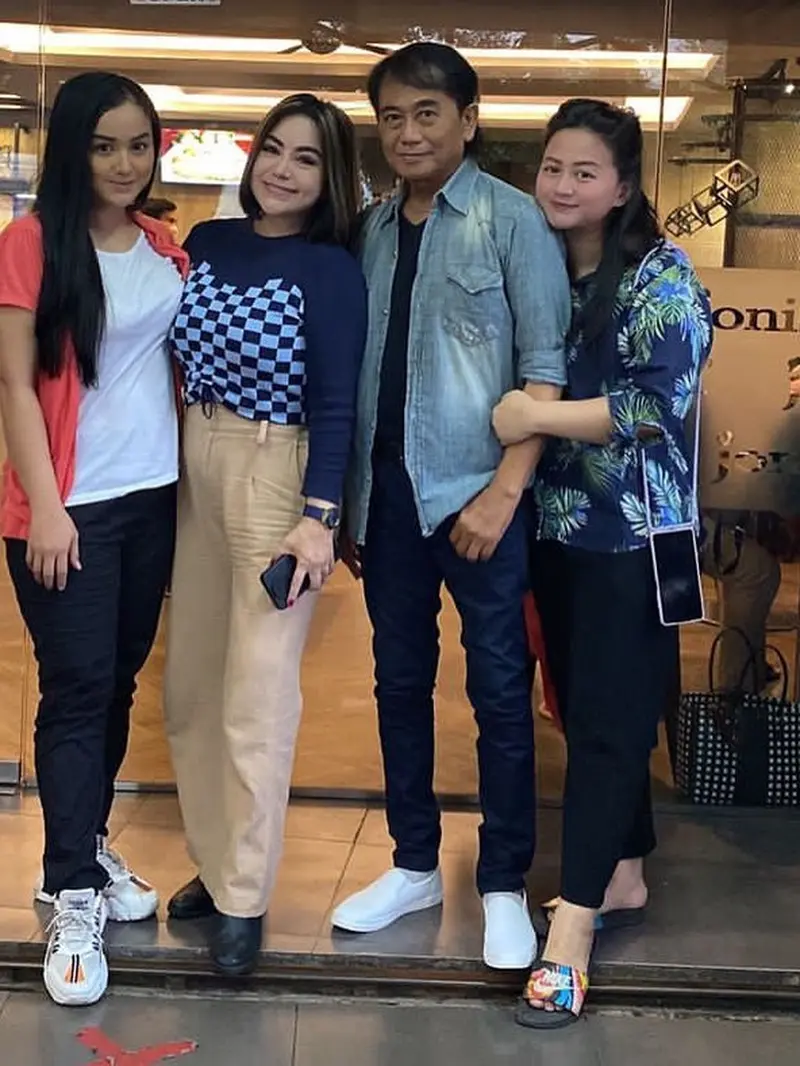 Juwita Bahar, Anisa Bahar, Memo Sanjaya, Jelita Bahar (https://www.instagram.com/p/BL16Q0tFe2x/)