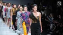 Sejumlah model berjalan diatas catwalk mengenakan busana rancangan Paulina Katarina dalam ajang Jakarta Fashion Week 2018 di Senayan City, Jakarta, Kamis (26/10). (Liputan6.com/Faizal Fanani)