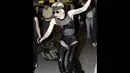 Mengenakan sepatu berhak tinggi berbentuk aneh membuat penyanyi nyentrik Lady Gaga terjatuh di bandara Heathrow. (INFphoto.com)