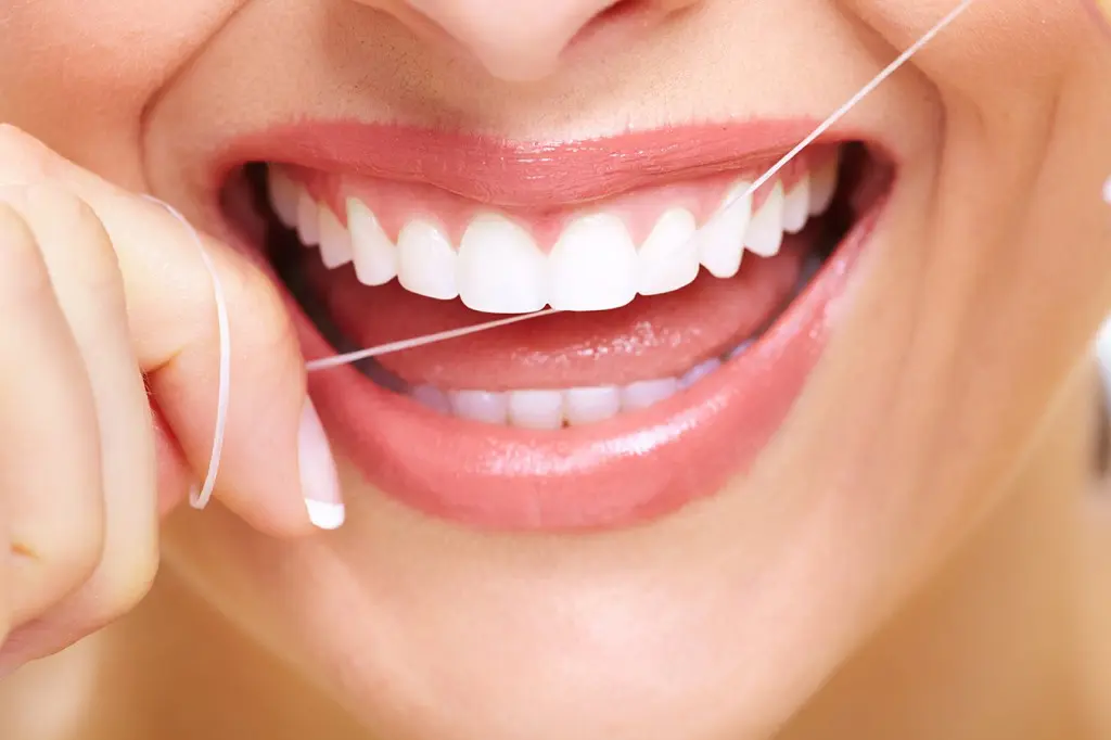 Ilustrasi membersihkan gigi. (Sumber Foto: Rex/Shutterstock)