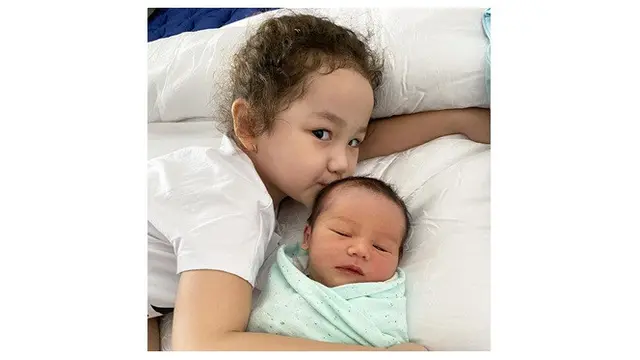 6 Potret Baby Saka Anak Andhika Pratama dengan kakaknya Sheva Elmira, Menggemaskan