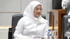 Menteri Ketenagakerjaan Ida Fauziyah saat mengikuti rapat kerja dengan Komisi IX DPR di Kompleks Parlemen Senayan, Jakarta, Selasa (6/6/2023). (Liputan6.com/Faizal Fanani)