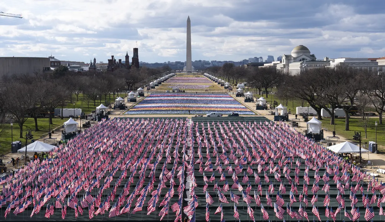Ribuan bendera ditempatkan di National Mall, menghadap ke Monumen Washington, dan Lincoln Memorial, menjelang pelantikan Presiden terpilih Joe Biden di Washington, Senin (18/1/2021). Pelantikan Biden dan wakilnya, Kamala Harris akan mencakup "parade virtual di seluruh AS". (AP Photo/Alex Brandon)