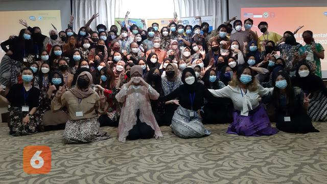 Para peserta YES Program 2021/2022 bersama Kedubes AS di Jakarta.