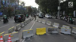 Beton pembatas jalan dipasang saat dilakukan rekayasa lalu lintas di Jalan Proklamasi, Jakarta, Senin (16/4). Ruas Jalan Proklamasi yang semula satu arah, kini saat dilakukan rekayasa lalu lintas menjadi dua arah. (Liputan6.com/Arya Manggala)