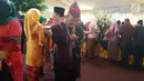 Seorang tamu undangan melihat ponselnya saat menghadiri pesta adat Kahiyang Ayu dan Bobby Nasution di di Bukit Hijau Regency Taman Setia Budi (BHR Tasbi), Medan, Sabtu (25/11). (Liputan6.com/Aditya Eka Prawira)