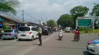 Antrean panjang kendaraan terjadi di jalur menuju kawasan wisata Pantai Anyer, Kabupaten Serang, Banten. (Yandhi Deslatama/Liputan6.com)