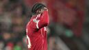 Pemain Liverpool, Amara Nallo, tampak kecewa setelah mendapat kartu merah saat melawan Crystal Palace dalam laga putaran keempat Carabao Cup 2025/2026 yang digelar di Stadion Anfield, Kamis (30/10/2025) dini hari WIB. (AP Photo/Jon Super)