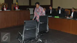 Ramapanicker Rajamohanan Nair bersiap mendengarkan vonis hakim di Pengadilan Tipikor, Jakarta, Senin (17/4). Ramapanicker divonis tiga tahun penjara dan denda Rp200 juta subsidier lima bulan kurungan. (Liputan6.com/Helmi Afandi)