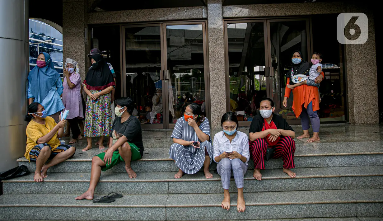 Aktivitas warga korban banjir Cipinang Melayu saat mengungsi di Masjid Universitas Borobudur, Jakarta, Minggu (21/2/2021). Sebanyak 60 orang warga dari RW 04 Kelurahan Cipinang Melayu mengungsi karena permukimannya terendam banjir akibat luapan air Kali Sunter. (Liputan6.com/Faizal Fanani)