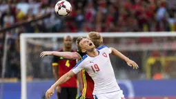 Pemain Belgia, Kevin De Bruyne (belakang) berduel dengan pemain Republik Ceko, Ladislav Krejci pada laga persahabatan di King Baudouin stadium, Brussels, (5/6/2017). (AP/Geert Vanden Wijngaert)