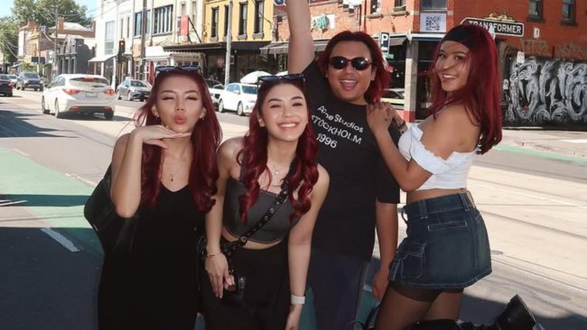 Bestie Seru! 2 Potret Keanu, Lula Lahfah, hingga Awkarin Tampil Kompak Berambut Merah di Melbourne