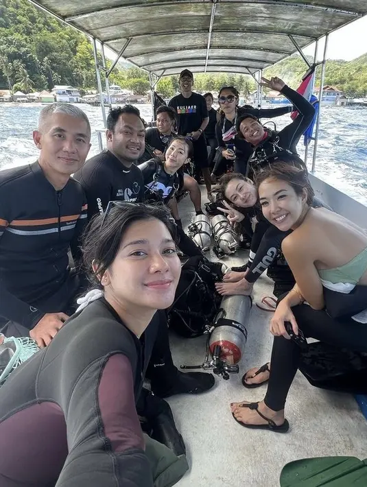 Keduanya melakukan diving bersama, tampak Naysilla mengenakan baju diving dan Gisela dengan bran hijuanya. @naymirdad