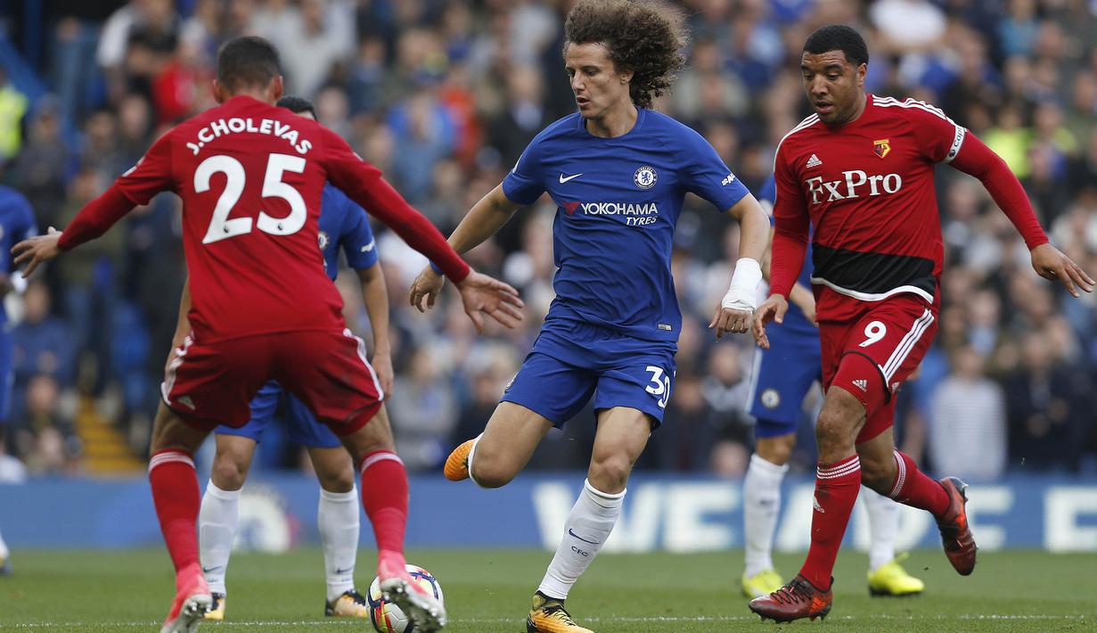 Bek Chelsea, David Luiz, berusaha melewati gelandang Watford, Jose Holebas, pada laga Premier League di Stadion Stamford Bridge, London, Sabtu (21/10/2017). Chelsea menang 4-2 atas Watford. (AFP/Ian Kington)