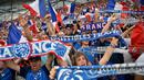 Suporter Prancis merayakan kemenangan atas Jerman, 2-0, pada laga semifinal Piala Eropa 2016 di Stade Velodrome, Marseille, Jumat (8/7/2016) dini hari WIB. (AFP/Bertrand Langlois)