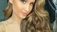 Cinta Laura memamerkan penampilannya dengan rambut mirip Jennifer Lopez (Dok.Instagram/@claurakiehl/https://www.instagram.com/p/B-DocpEDhgV/Komarudin)