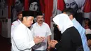 Presiden PKS, Anis Matta (kiri), menyampaikan ucapan bela sungkawa kepada istri Alm Suhardi, Lestari Rahayu Waluyati, saat persemayaman jenazah di kantor DPP Partai Gerindra, (29/8/2014). (Liputan6.com/Helmi Fithriansyah)
