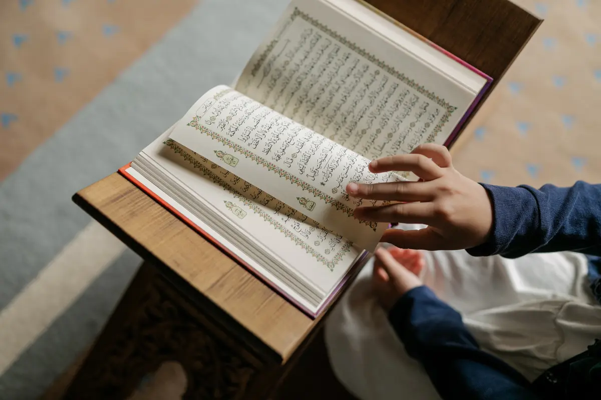 Ilustrasi membaca Al-Qur'an