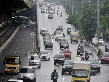 Kendaraan melintas di Jalan Ahmad Yani, Jakarta, Senin (25/6). Badan Pengelola Transportasi Jabodetabek (BPTJ) akan menguji coba perluasan sistem ganjil genap pada 2 Juli 2018. (Merdeka.com/Iqbal Nugroho)