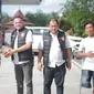 Kader DPP Gerindra Pebriyan Winaldi menemui karyawan SPBU yang mengisikan pertalite Rp10 ribu ke mobil yang dinaiki oleh PNS. (Liputan6.com/M Syukur)