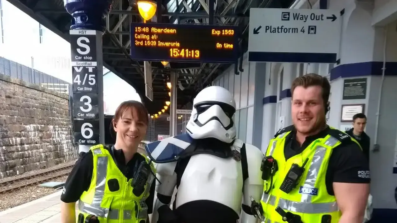 Pria bersenjata dengan kostum Star Wars edang berada di kereta untuk menghadiri konvensi di Dundee, Skotlandia ketika polisi datang. (Facebook/Grampian Stormtrooper)
