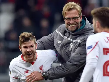 Pelatih Liverpool, Jurgen Klopp, bercanda dengan Alberto Moreno usai meraih kemenangan pada laga Liga Europa melawan Rubin Kazan di Rusia, Kamis (5/11/2015). (AFP Photo/Kirill Kudryavtsev)