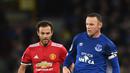 Striker Everton Wayne Rooney berusaha melewati pemain tengah Manchester United Juan Mata saat pertandingan Liga Inggris di Goodison Park, Liverpool (1/1). (AFP Photo/Paul Ellis)