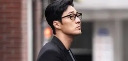 So Ji Sub di drakor Agent Kim Reactivated. (SBS via Soompi)