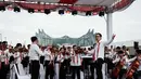 Upacara juga dimeriahkan orkestra yang diiringi dipimpin oleh Addie MS dengan paduan suara yang melibatkan perwakilan masyarakat sekitar dan sejumlah lembaga di IKN. (Yasuyoshi CHIBA/AFP)